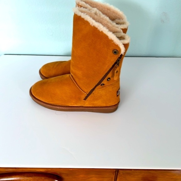 Clarks NWOT Brown Calf Heights Lambs Wool Lining Cozy and Comfortable Boots SZ 9 - Picture 2 of 8